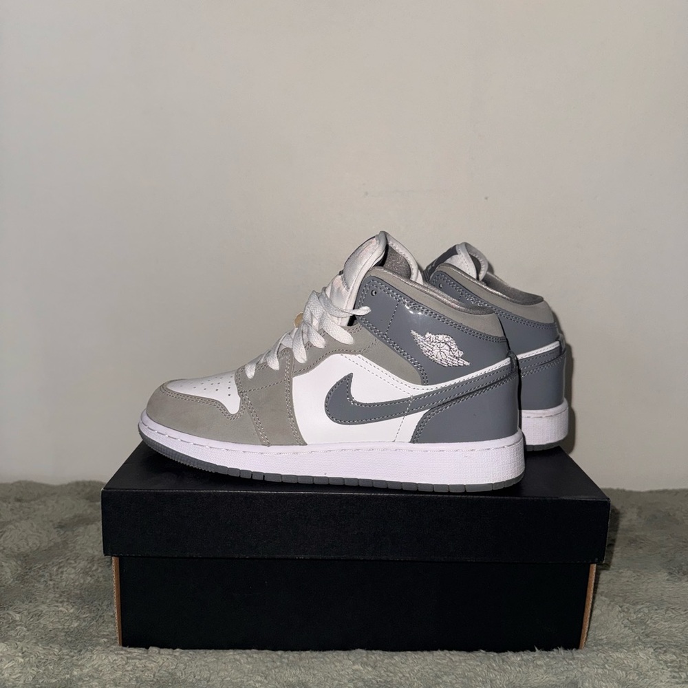 Nike youth Mid 1 Se - Two-Tone Gray and White Sneakers